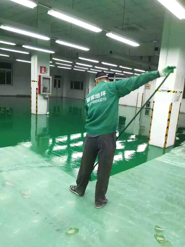 12月6日常熟汽車(chē)配件公司簡(jiǎn)易環(huán)氧地坪翻新：滾涂環(huán)氧面漆